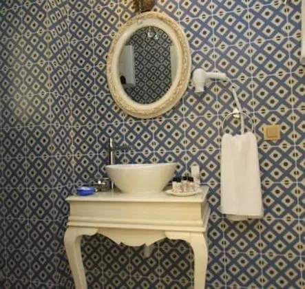 Bathroom sink