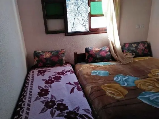 Oda, Birden Çok Yatak, Sigara İçilmez, Ortak Banyo ((Hamza))