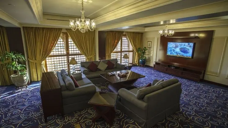 Presidential 3-Bedrooms Suite with Haram View