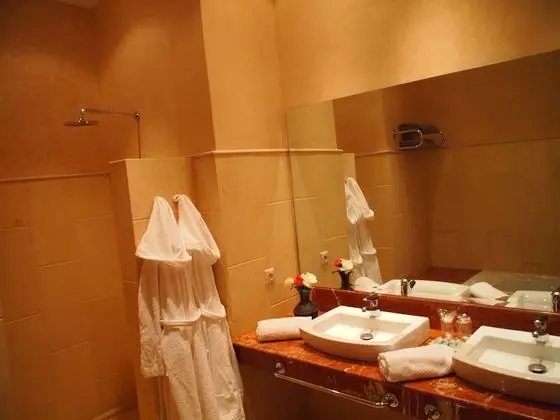 Tek Büyük veya İki Ayrı Yataklı Oda, 2 Tek Kişilik Yatak, Teras, Park Manzaralı