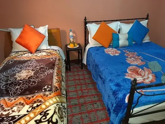 C1 : Chambre avec 1 lit double deux places et 1 lit une place avec salle de bain commune