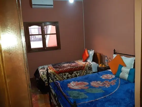 C1 : Chambre avec 1 lit double deux places et 1 lit une place avec salle de bain commune