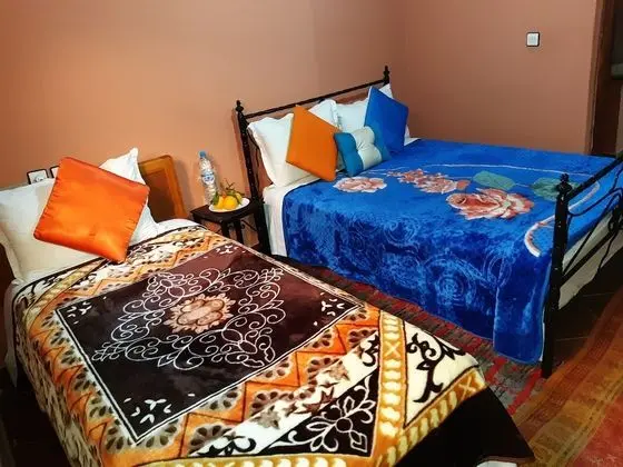 C1 : Chambre avec 1 lit double deux places et 1 lit une place avec salle de bain commune