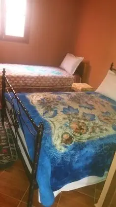 C1 : Chambre avec 1 lit double deux places et 1 lit une place avec salle de bain commune