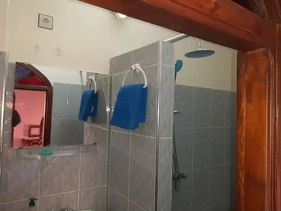 C1 : Chambre avec 1 lit double deux places et 1 lit une place avec salle de bain commune