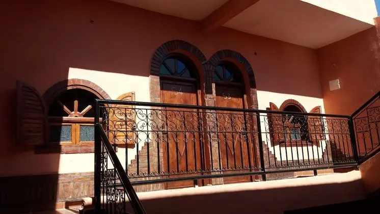 C1 : Chambre avec 1 lit double deux places et 1 lit une place avec salle de bain commune