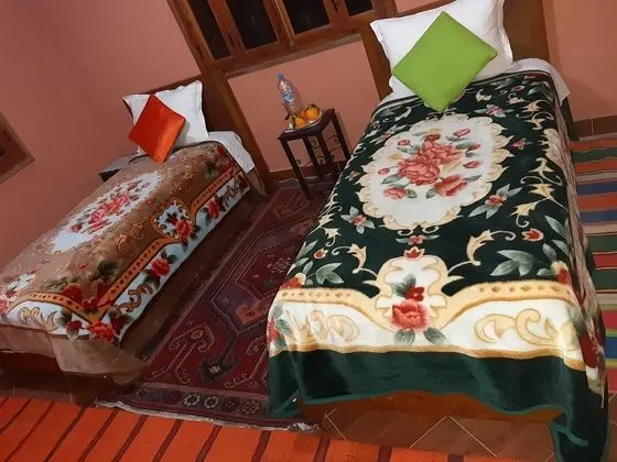 C3 : Chambre avec 2 lits une place et salle de bain commune