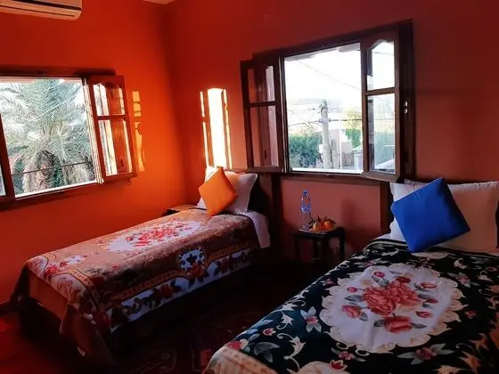 C3 : Chambre avec 2 lits une place et salle de bain commune