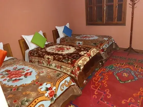 C4 : Chambre avec 3 lits une place et salle de bain commune