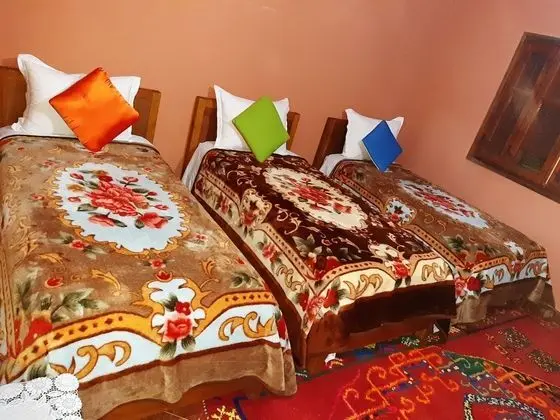 C4 : Chambre avec 3 lits une place et salle de bain commune