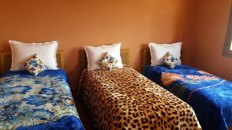 C4 : Chambre avec 3 lits une place et salle de bain commune