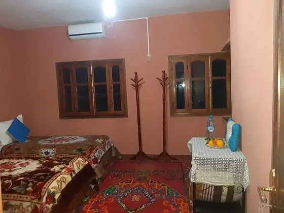 C4 : Chambre avec 3 lits une place et salle de bain commune