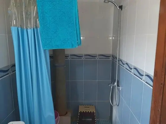 C4 : Chambre avec 3 lits une place et salle de bain commune