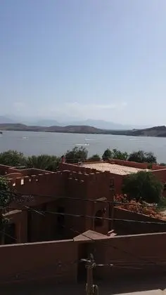 C4 : Chambre avec 3 lits une place et salle de bain commune