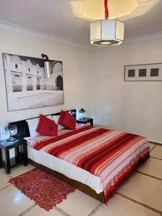 Üç Kişilik Oda, Avlu Manzaralı