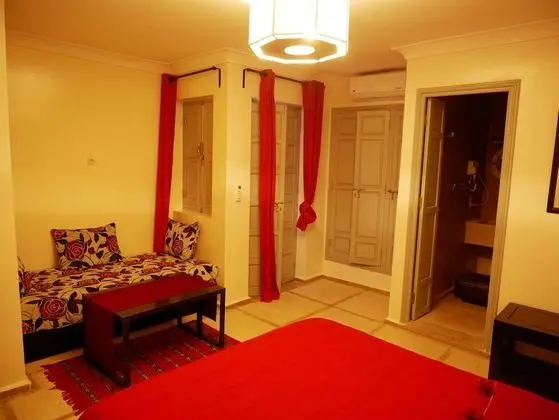 Üç Kişilik Oda, Avlu Manzaralı