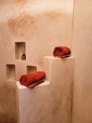 Üç Kişilik Oda, Avlu Manzaralı