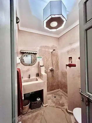 Üç Kişilik Oda, Avlu Manzaralı