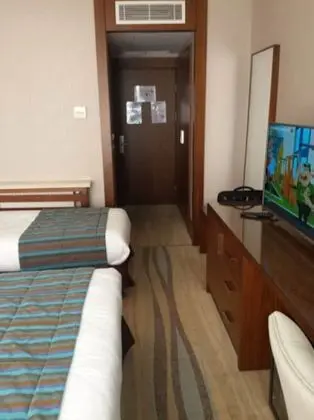 Üç Kişilik Oda, Sigara İçilmez