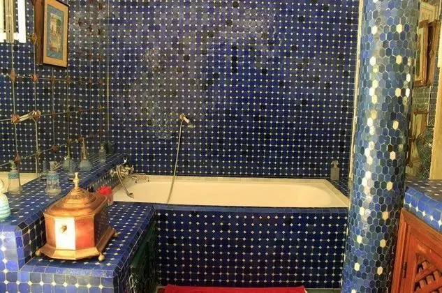 Üç Kişilik Oda, Sigara İçilmez
