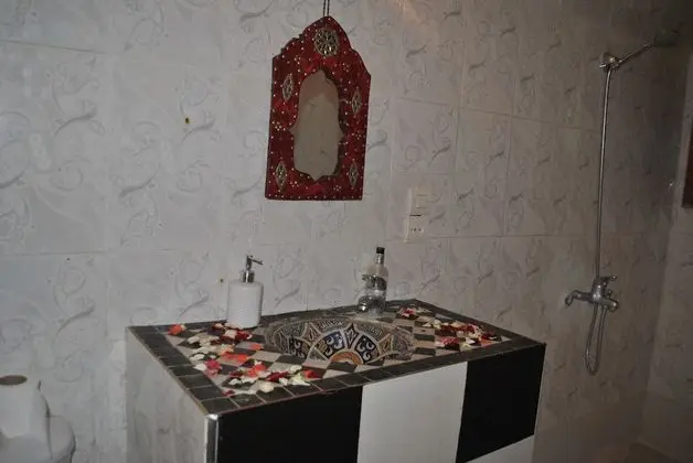 İki Ayrı Yataklı Oda, Ortak Banyo