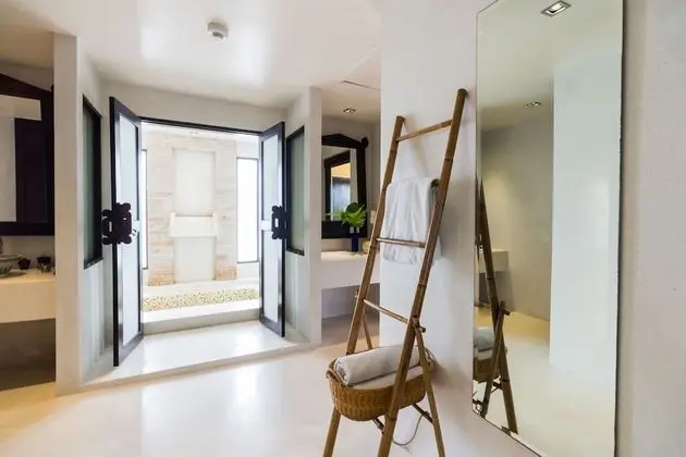 Deluxe Suite Sea View - Free one way airport transfer