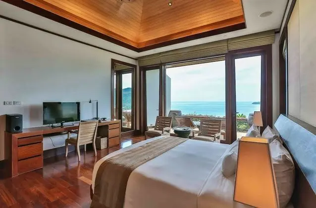 6-Bedroom Villa