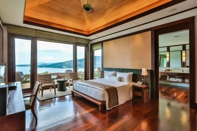 6-Bedroom Villa
