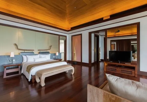 6-Bedroom Villa