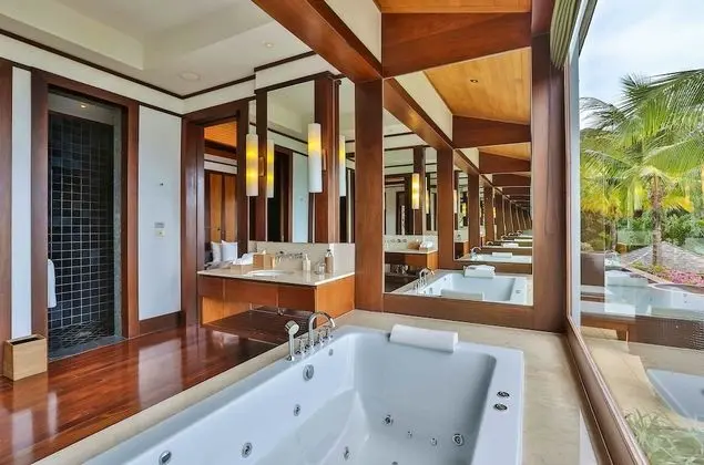 6-Bedroom Villa