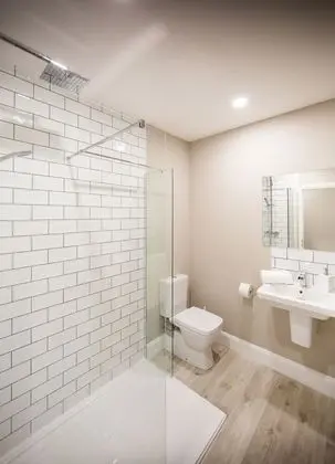 Tek Büyük Yataklı Oda (Private External Bathroom)