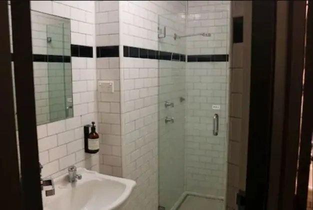 Tek Büyük Yataklı Oda, Ortak Banyo