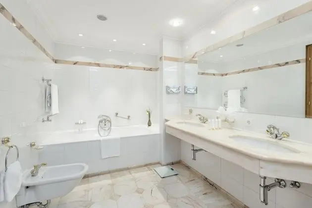 Deluxe Tek Büyük Yataklı Oda, 1 Büyük (Queen) Boy Yatak ve Çekyat, Balkon, Bahçe Manzaralı