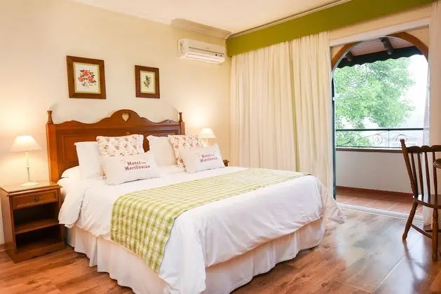 Deluxe Tek Büyük Yataklı Oda, Balkon, Bahçe Manzaralı