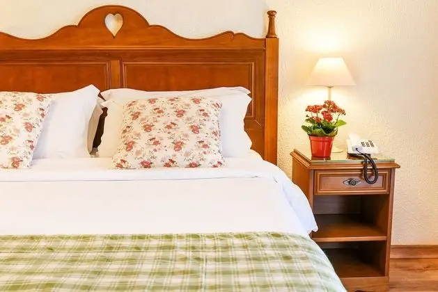 Deluxe Tek Büyük Yataklı Oda, Balkon, Bahçe Manzaralı