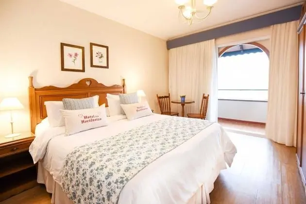 Deluxe Tek Büyük Yataklı Oda, Balkon, Bahçe Manzaralı