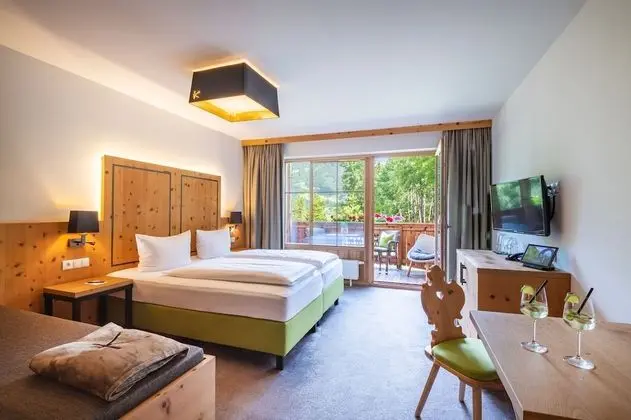 Premium Tek Büyük Yataklı Oda, 1 Yatak Odası, Balkon, Bahçe Manzaralı