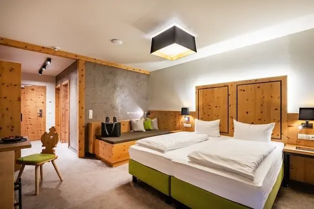 Premium Tek Büyük Yataklı Oda, 1 Yatak Odası, Balkon, Bahçe Manzaralı