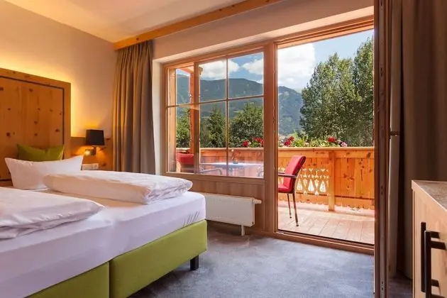 Premium Tek Büyük Yataklı Oda, 1 Yatak Odası, Balkon, Bahçe Manzaralı