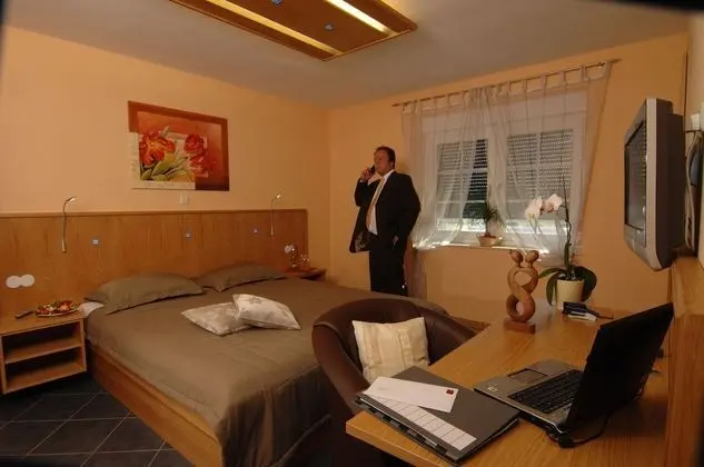 Luxury Tek Büyük Yataklı Oda