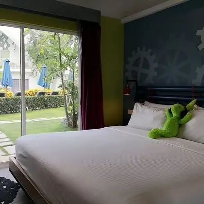 Dash Deluxe Pool View