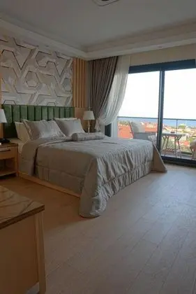 Çift Kişilik, Deniz Manzaralı