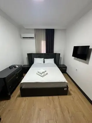 Çift Kişilik, Sokak Manzaralı, 2. Kat