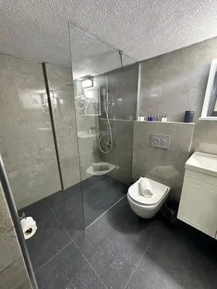 Çift Kişilik, Sokak Manzaralı, 2. Kat