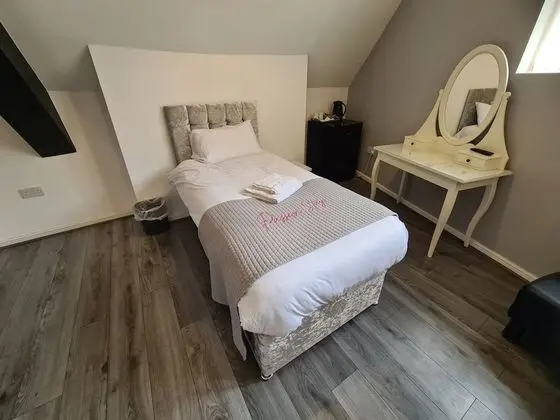 Üç Kişilik Oda, Ortak Banyo