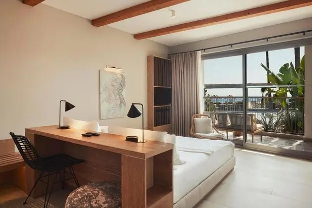 DELUXE SEA VIEW ROOM - PUNCH POOL