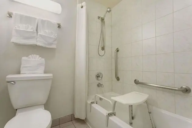Oda, 2 Büyük (Queen) Boy Yatak, Engellilere Uygun, Sigara İçilmez (Mobility)