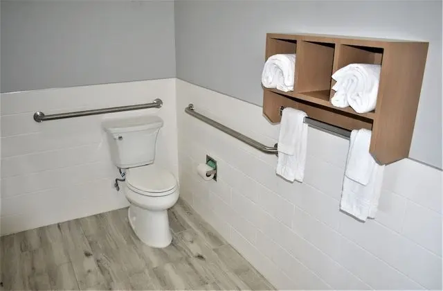 Oda, 1 En Büyük (King) Boy Yatak, Engellilere Uygun (Mobility,Hearing,Tub w/Grab Bars)