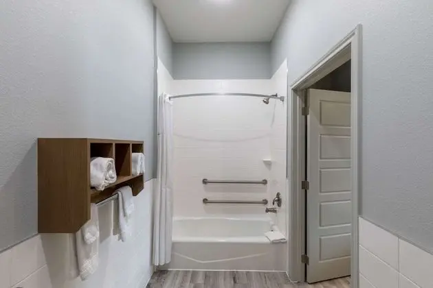 Oda, 1 En Büyük (King) Boy Yatak, Engellilere Uygun (Mobility,Hearing,Tub w/Grab Bars)