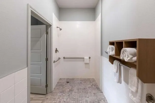 Oda, 2 Büyük (Queen) Boy Yatak, Engellilere Uygun, Sigara İçilmez (Mobility,Hearing,Tub w/Grab Bars)